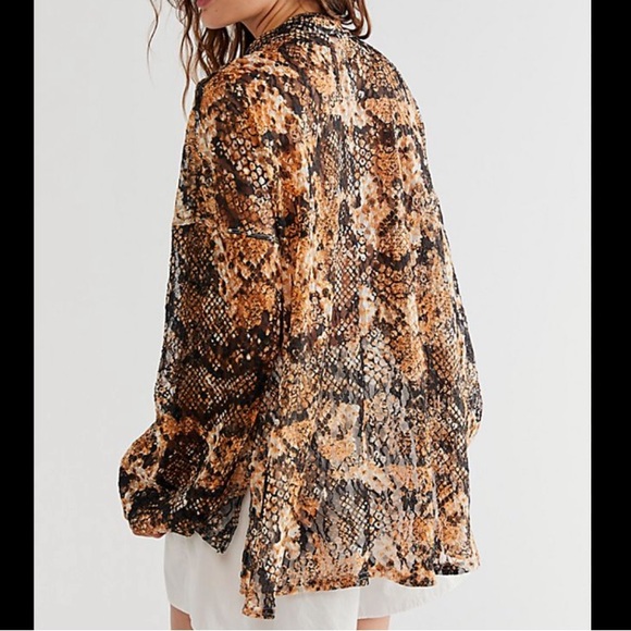 (5 for $75) NWT FREE PEOPLE about for the night oversized top in snake combo - Picture 6 of 13